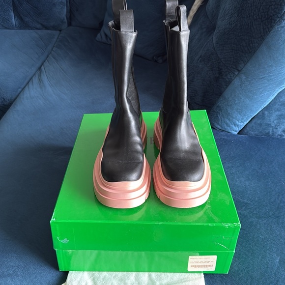 Bottega Veneta Black & Pink Chelsea Tire boots Size 40 - Picture 7 of 9